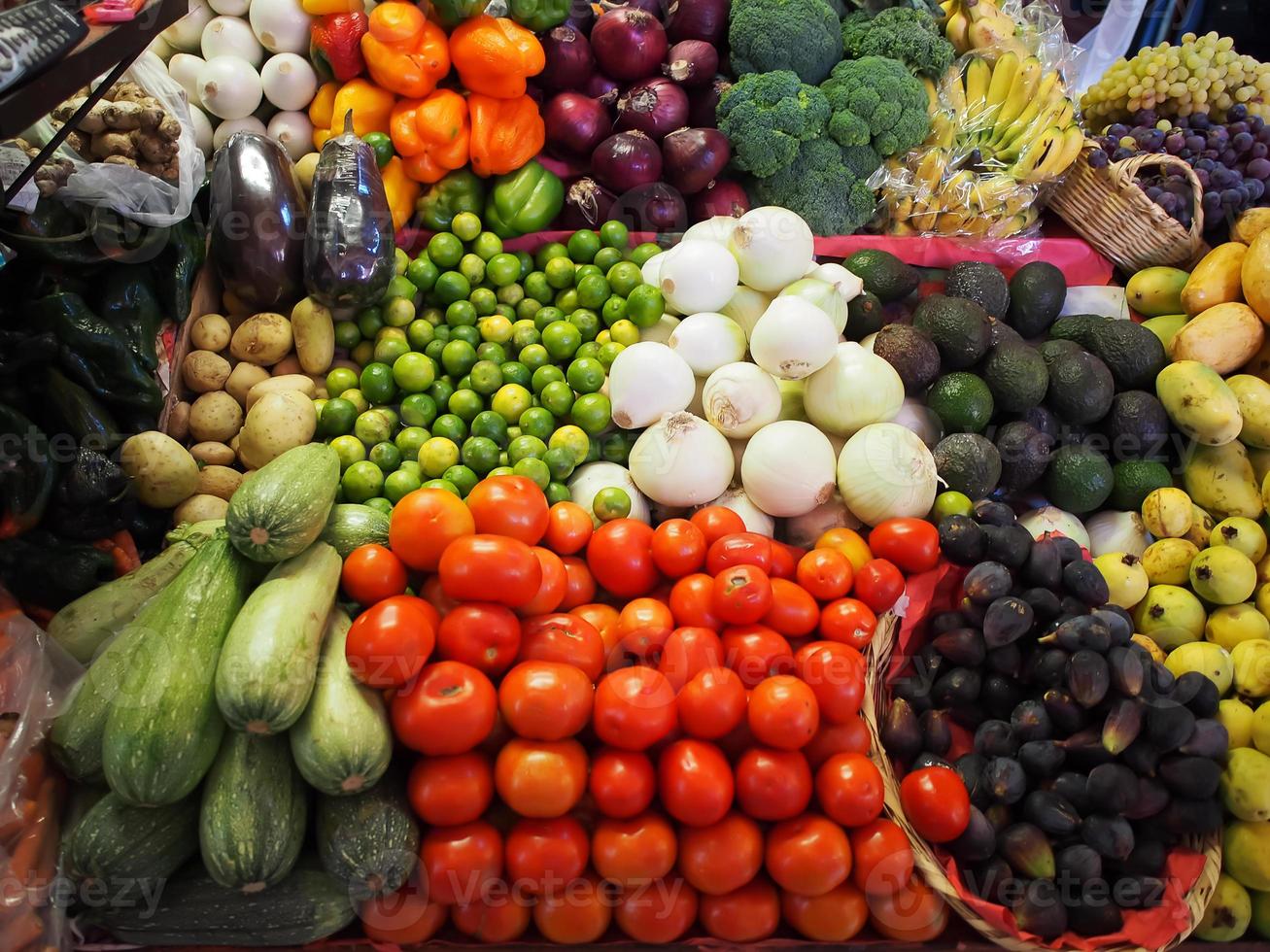 tomates vibrantes abóbora limões cebolas e abacates foto