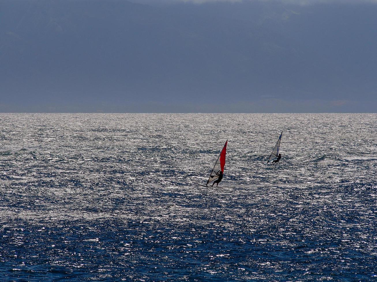 dois windsurfistas ondas de crista de água azul foto