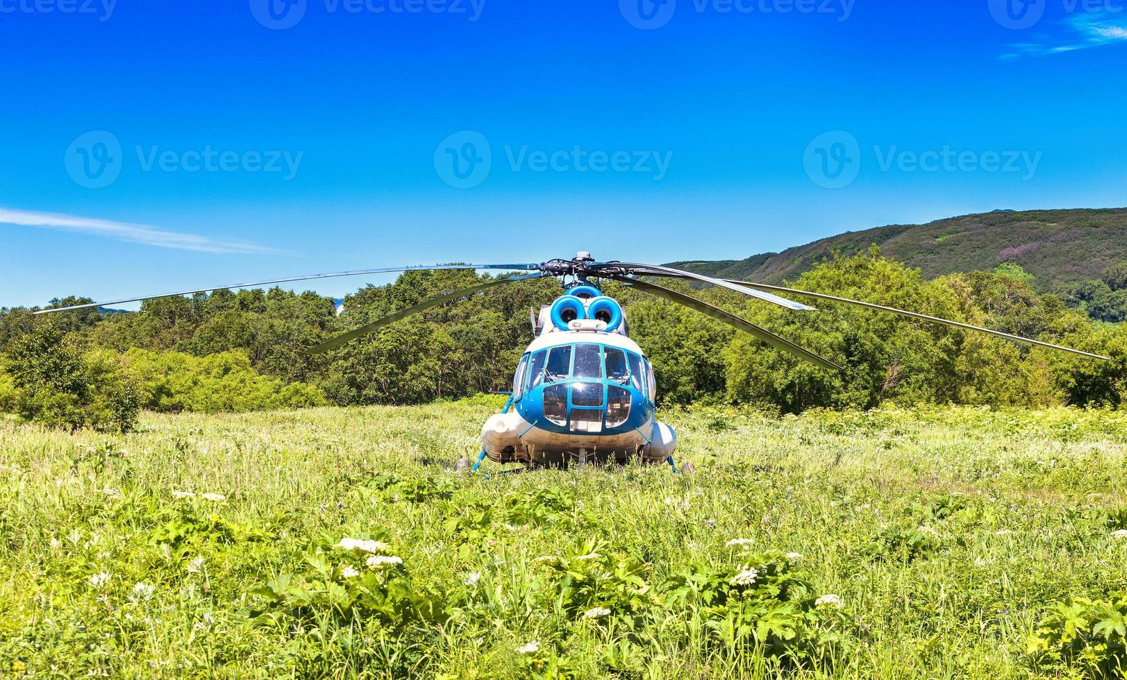 vulcão e helicóptero em kamchatka foto