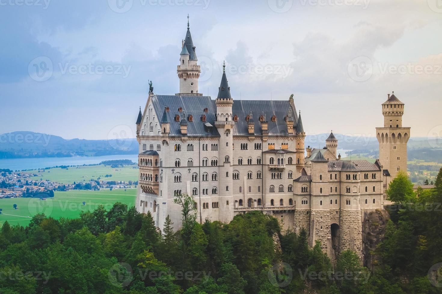 Castelo de Neuschwanstein na paisagem de verão perto de Munique na Baviera, Alemanha foto