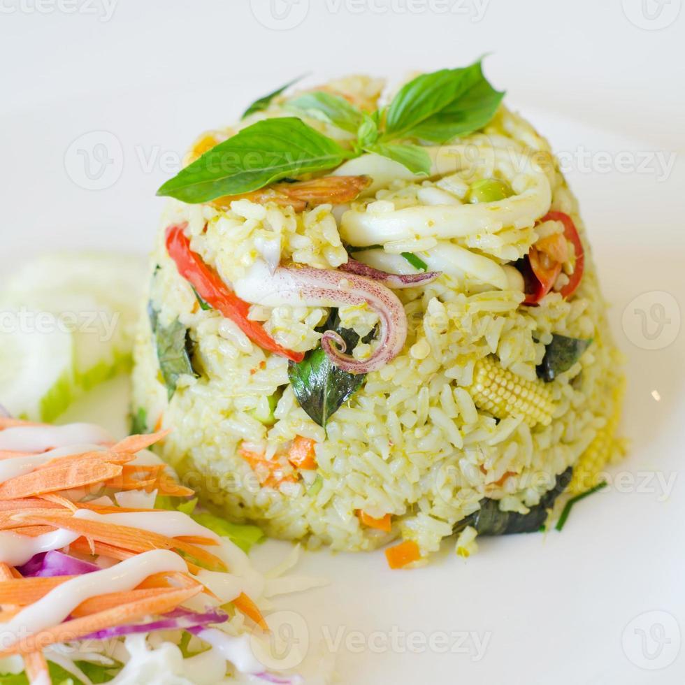 arroz frito com curry de frango verde foto