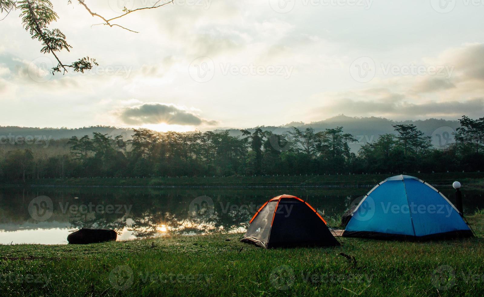 acampar no rio acampar ao ar livre. estilo de vida glamping. acampamentos acidentados. foto