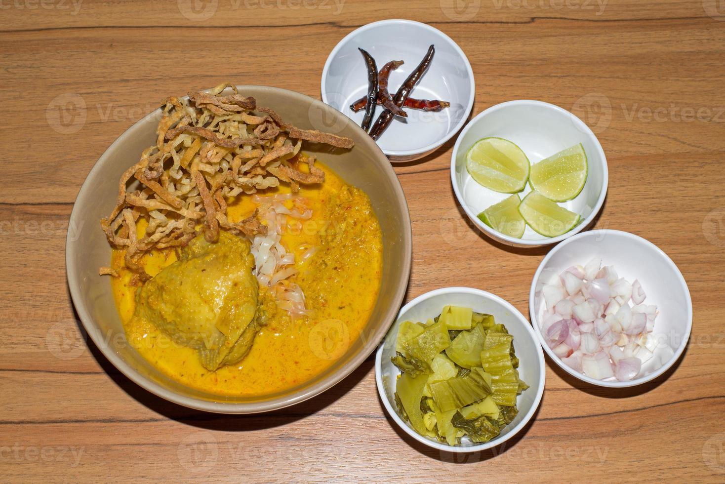 macarrão de ovo em curry de frango, comida tailandesa, kao soi kai foto