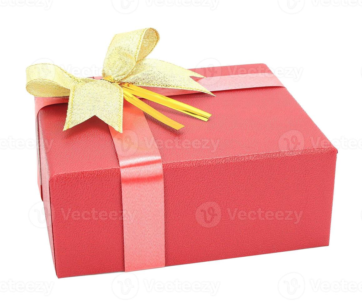 caixa de presente vermelha com laço de fita isolado no fundo branco foto