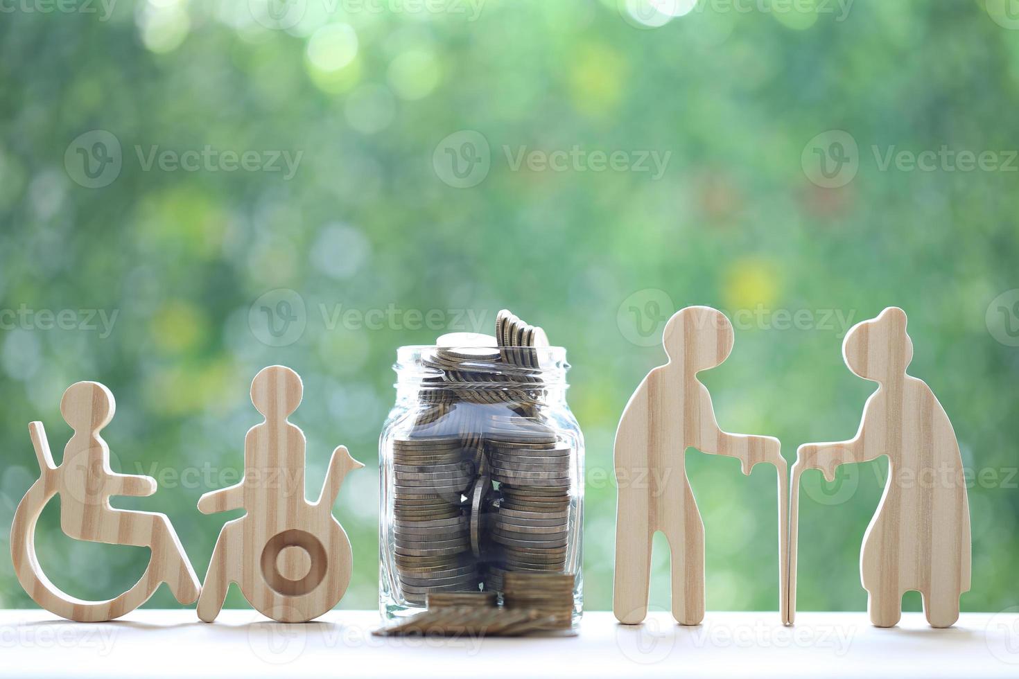 fundo mútuo, amor casal sênior e usuário de cadeira de rodas com pilha de moedas dinheiro em garrafa de vidro sobre fundo verde natural, economizar dinheiro para deficientes e conceito de aposentadoria foto