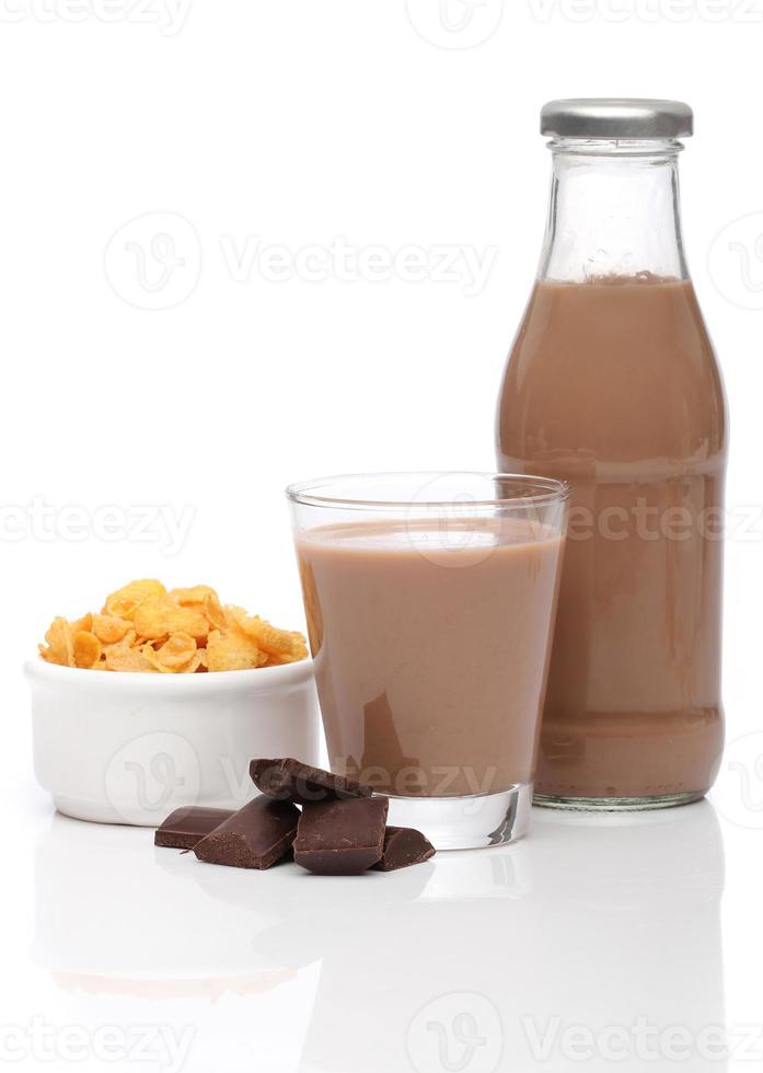 leite com chocolate e flocos de milho sobre fundo branco foto