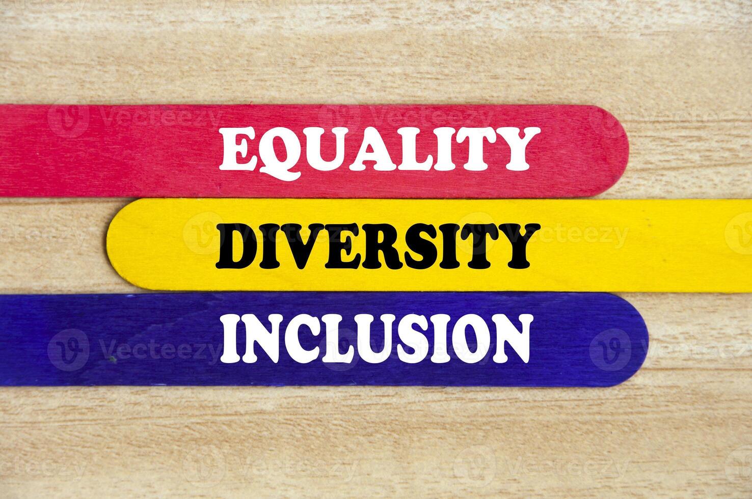 texto de igualdade, diversidade e inclusão na vara de madeira colorida - conceito de negócio foto