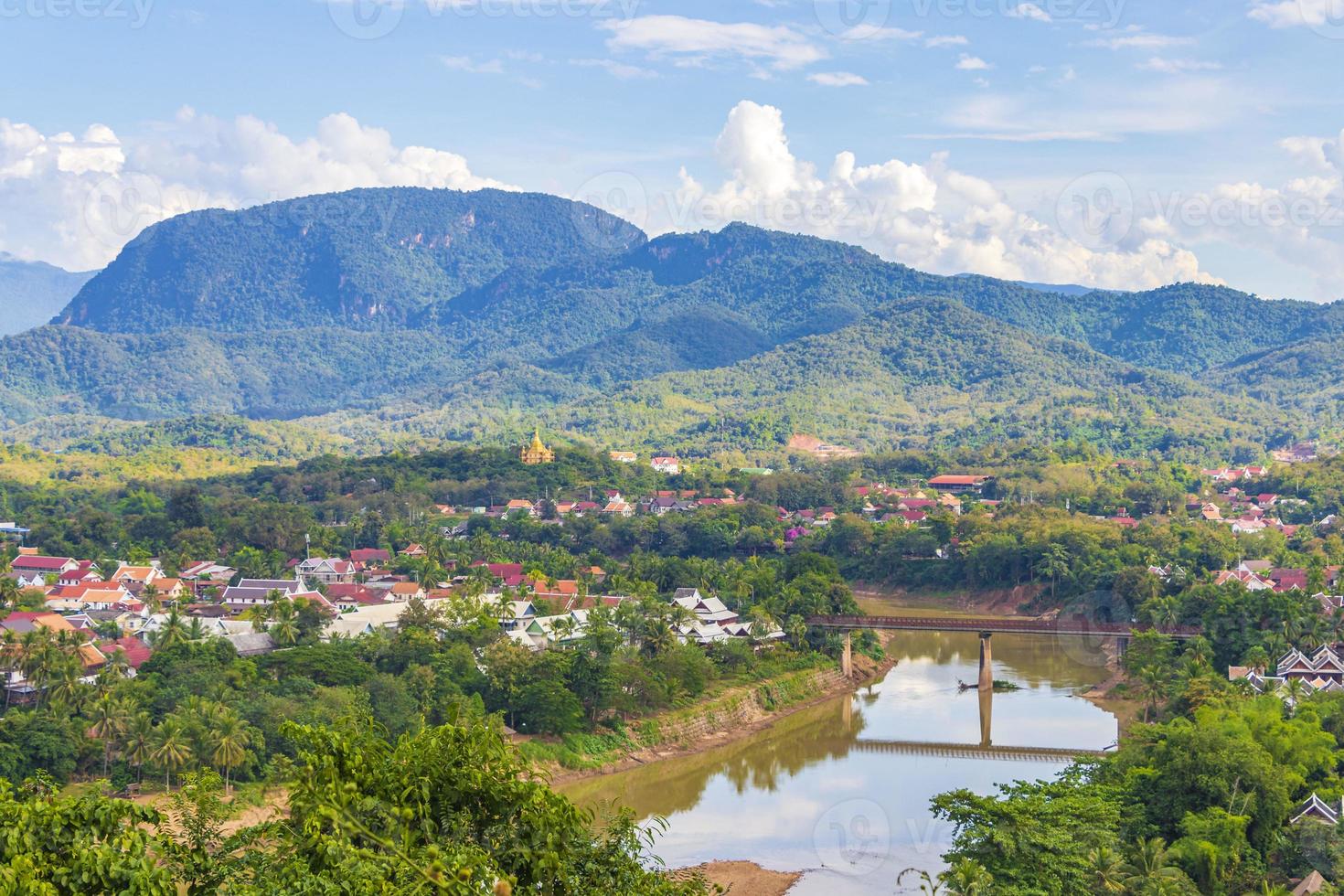 panorama da paisagem do rio mekong e luang prabang laos. foto