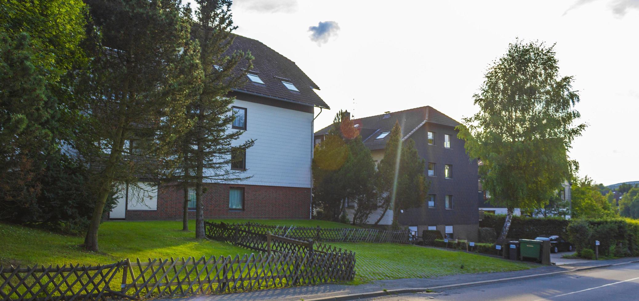 braunlage harz street com carros casas lojas pedestres montanhas alemanha. foto