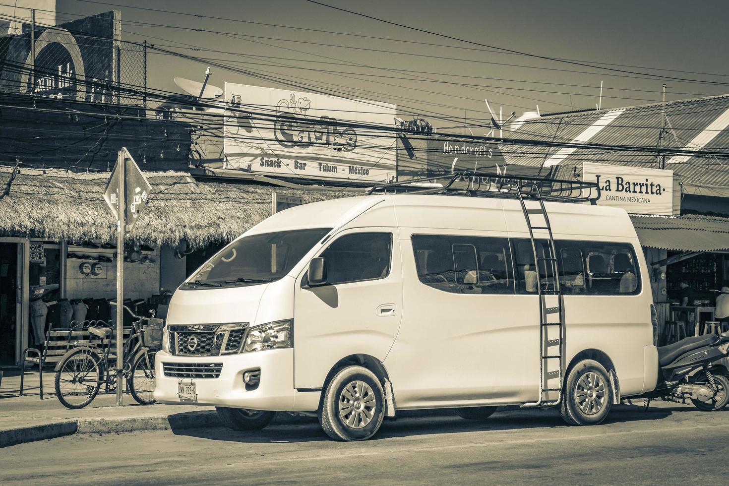 tulum quintana roo méxico 2018 carros de tráfego rodoviário de rua coloridos típicos palmas de tulum méxico. foto