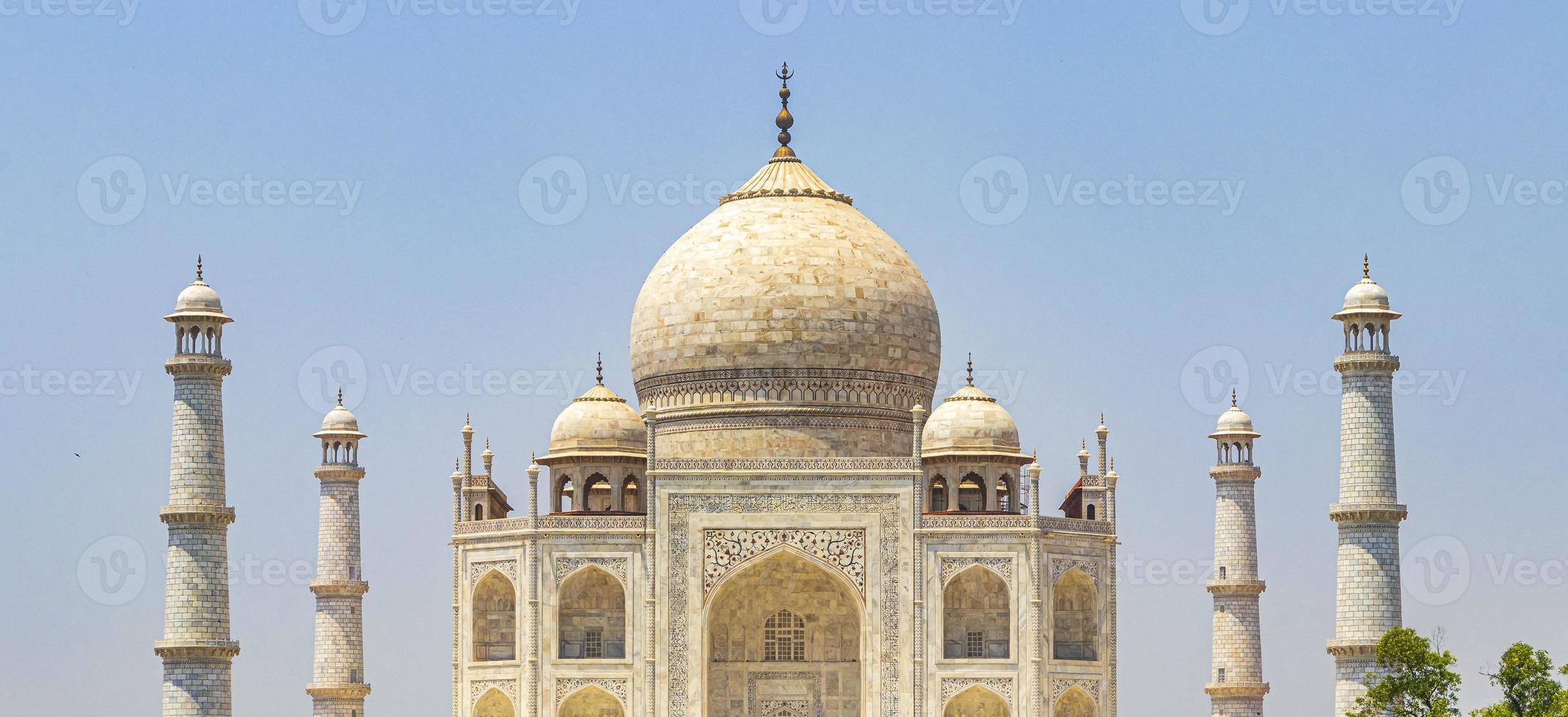 panorama taj mahal em agra índia com incríveis jardins simétricos. foto