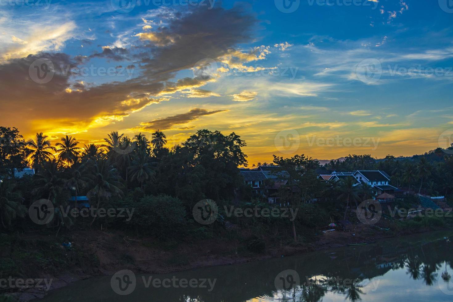 pôr do sol no panorama paisagem rio mekong e luang prabang laos. foto