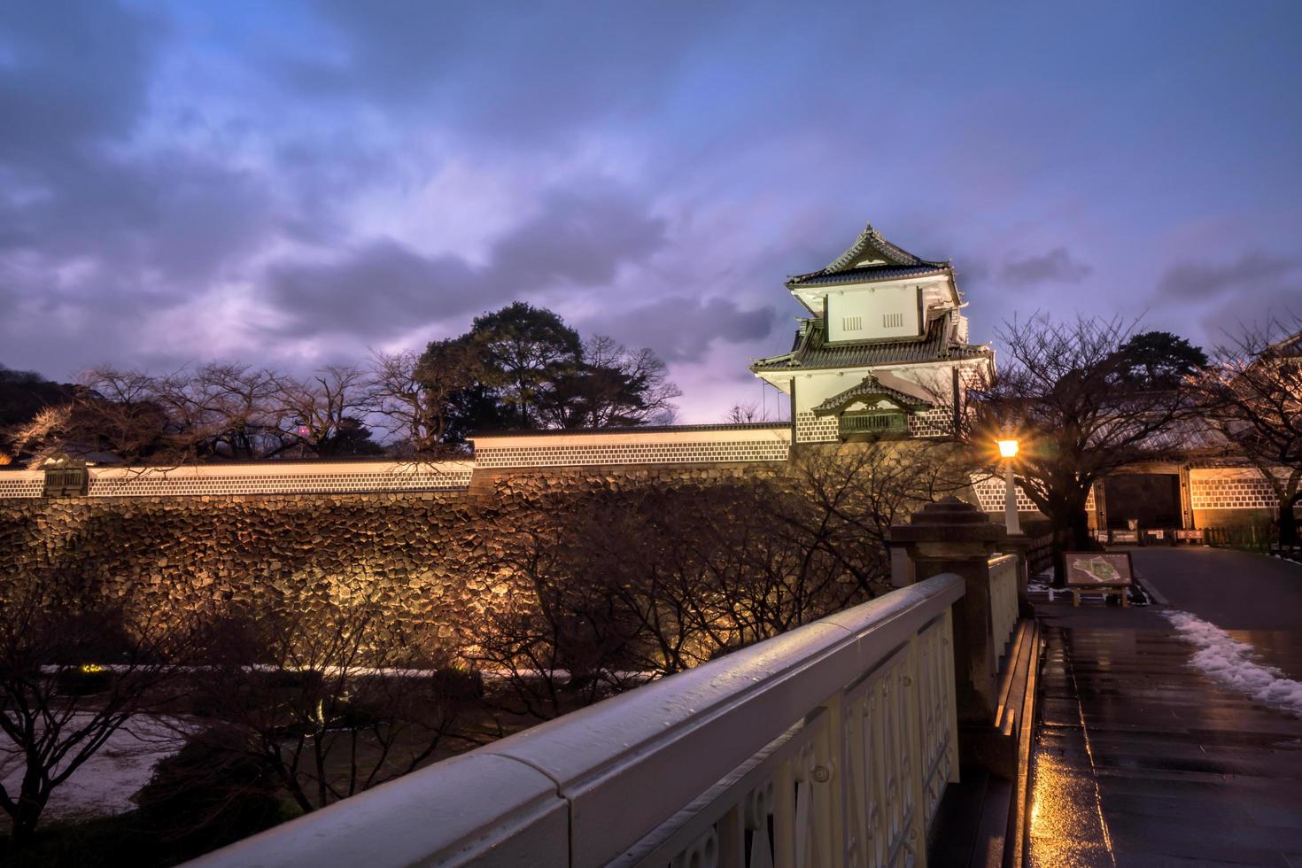 kanazawa japão kanazawa castelo à noite em kanazawa foto