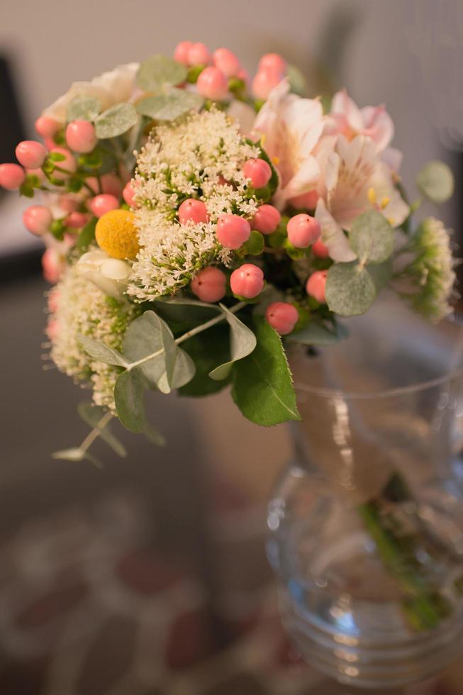 delicado e elegante buquê de casamento em um vaso. foto