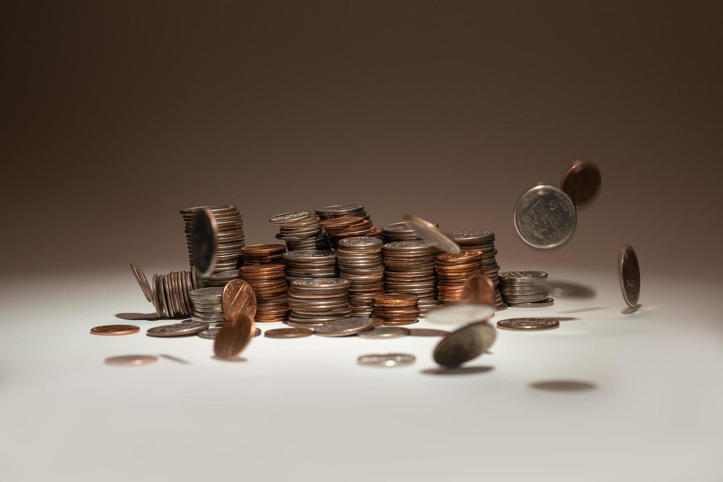 moedas em uma mesa e moedas caindo foto
