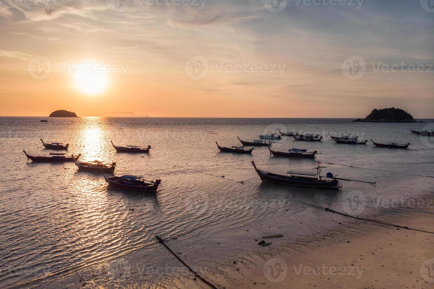 barcos de madeira de cauda longa no mar tropical na manhã do nascer do sol em lipe foto