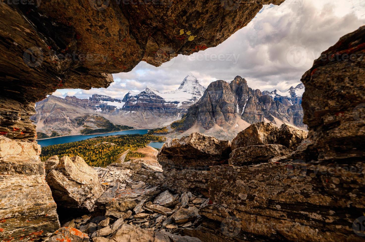 quadro de rochoso com monte assiniboine no pico nublet no parque provincial foto