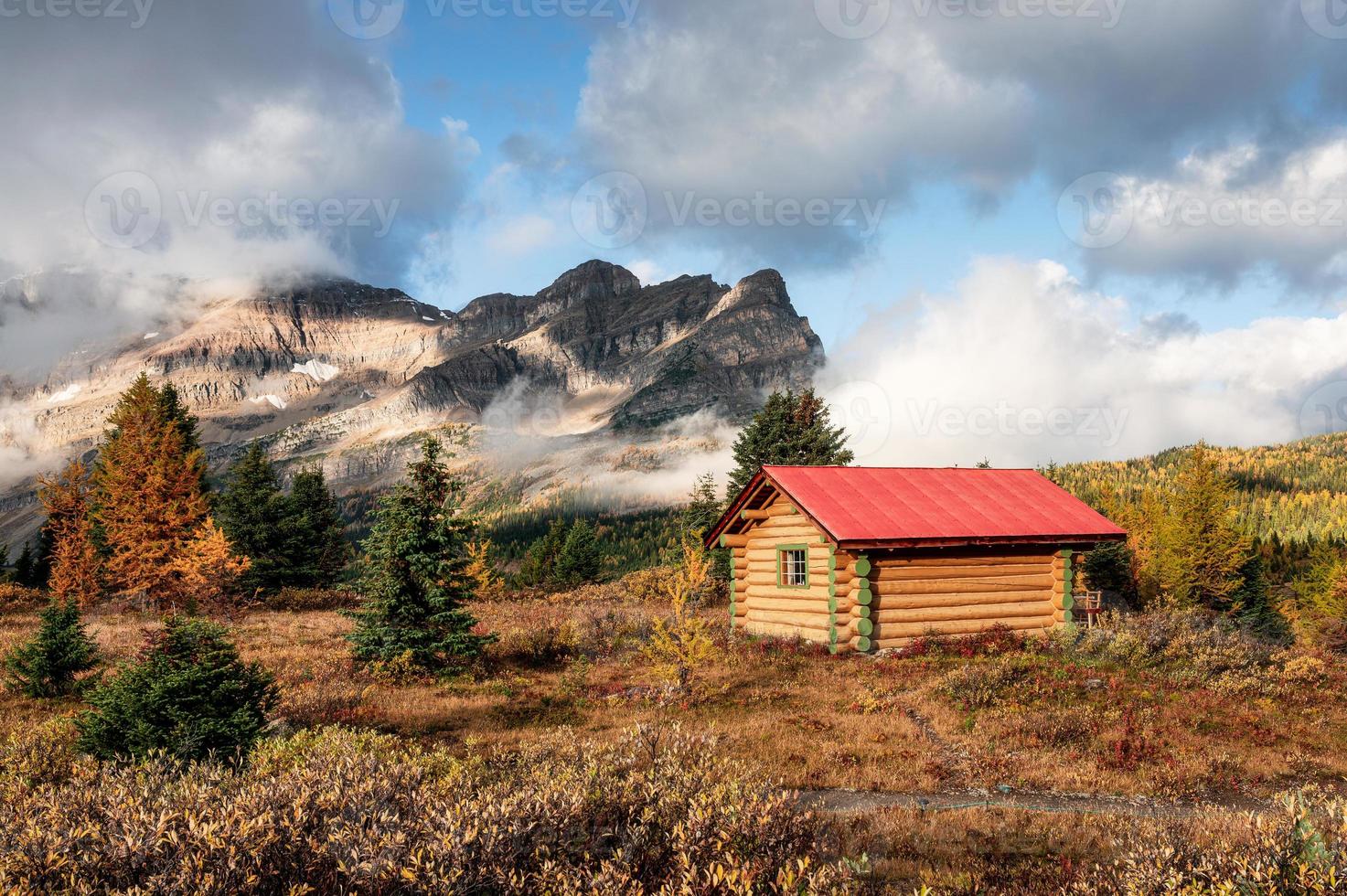 cabanas de madeira com montanhas rochosas na floresta de outono no parque provincial de assiniboine foto