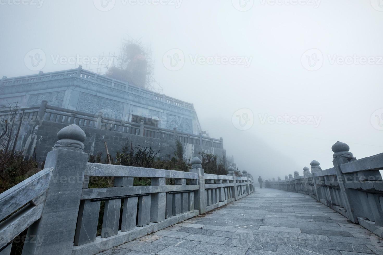 arquitetura estrutura estátua grande buda em neblina em fansipan foto