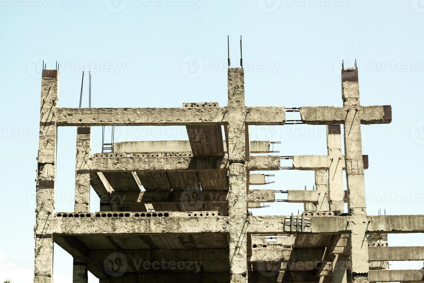 prédio inacabado e abandonado. estrutura de concreto acabado. foto