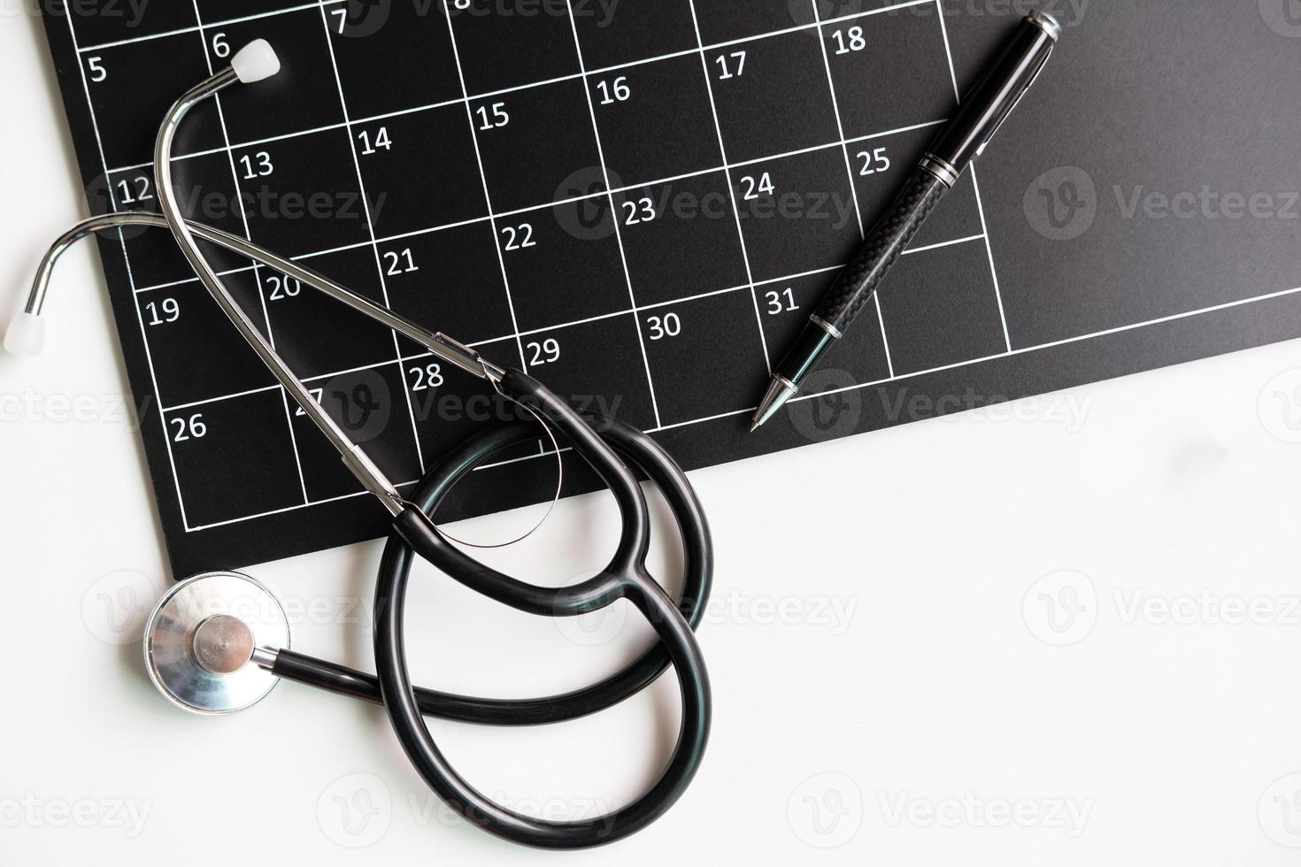 estetoscópio com calendário, lembrete de consulta médica e conceito de check-up anual, vista superior foto