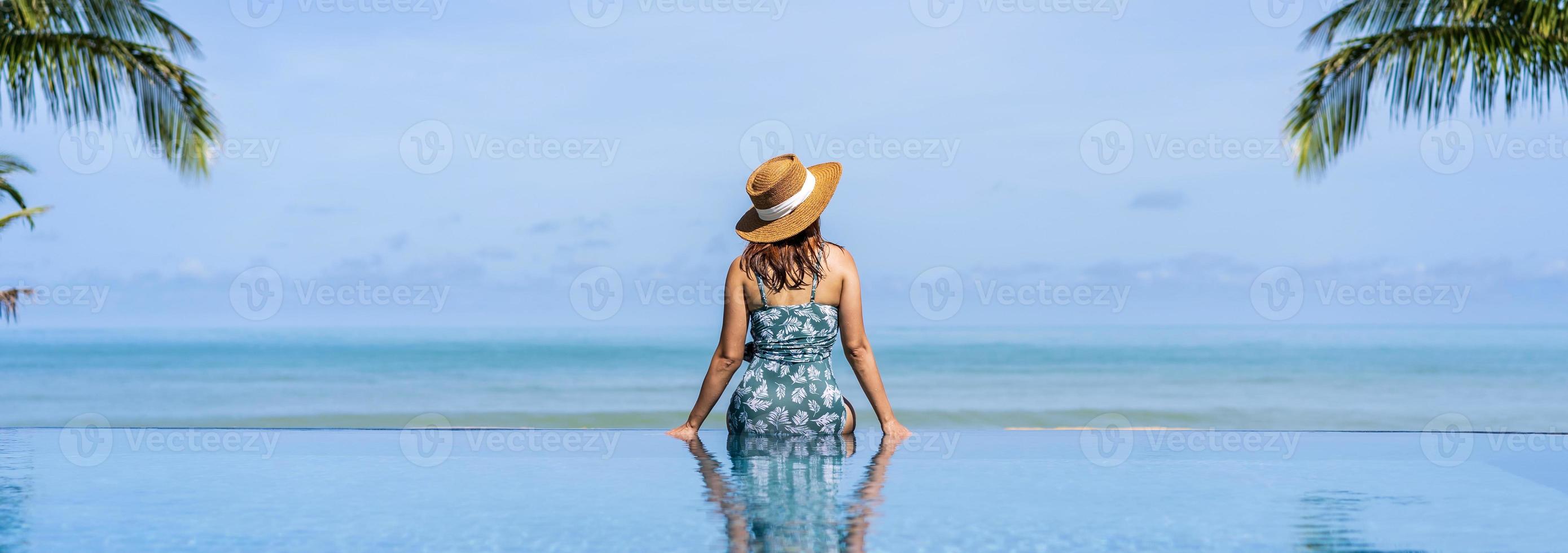jovem viajante relaxando e desfrutando de uma piscina de resort tropical enquanto viaja para férias de verão, conceito de viagem foto