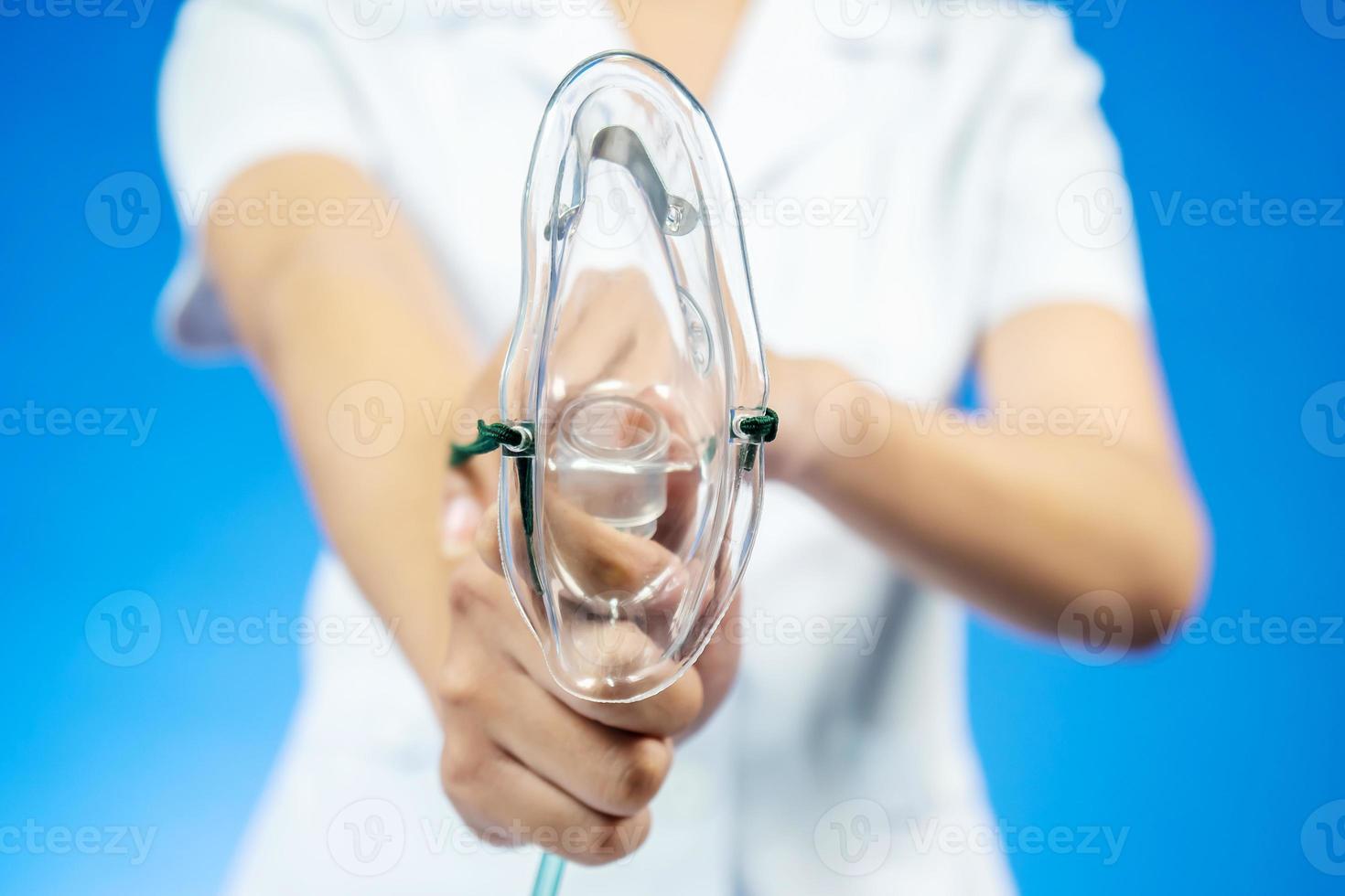 médico coloca máscara de oxigênio para conectar um paciente perdendo a consciência a um dispositivo de respiração artificial, emergência e conceito de primeiros socorros. foto