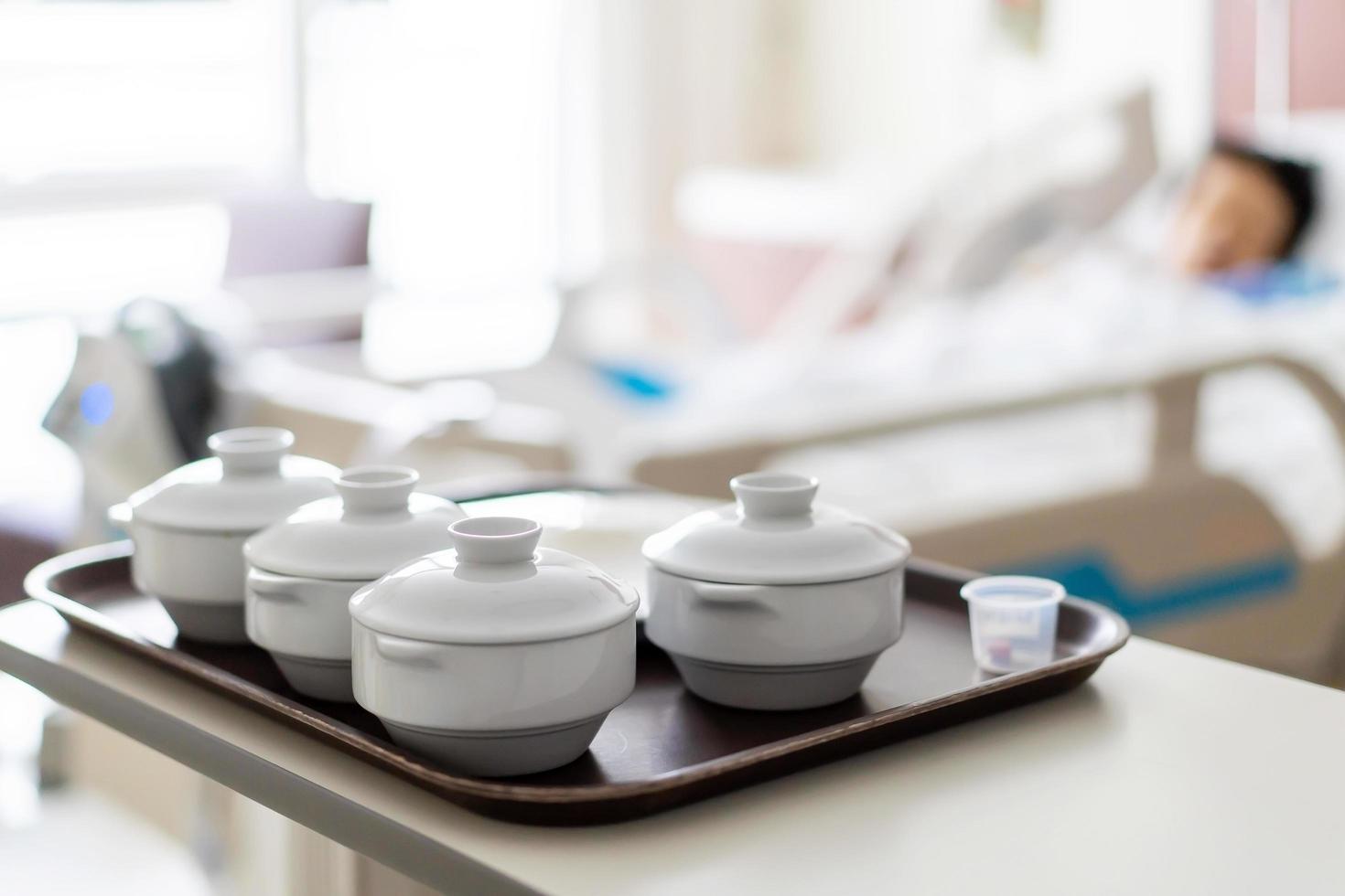 cuidados de saúde do paciente no conceito de hospital, bandeja de comida com café da manhã para a paciente do sexo feminino na mesa em uma sala de um hospital foto