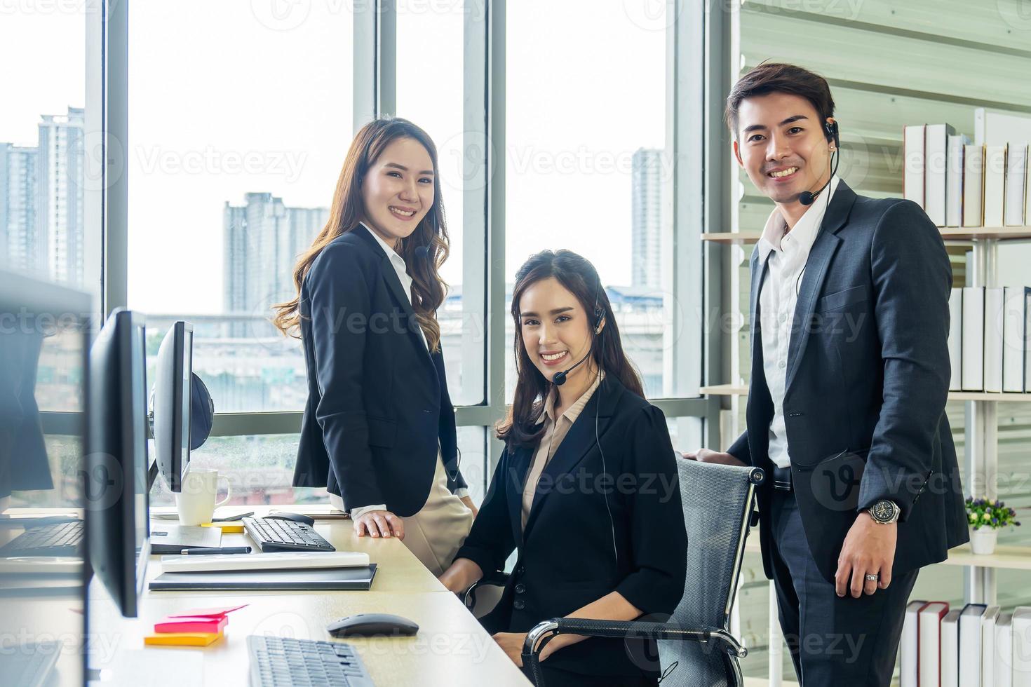 bonito e bonito de call center ou operador de suporte ao cliente sorrindo em fones de ouvido no escritório. conceito de mente de serviço foto