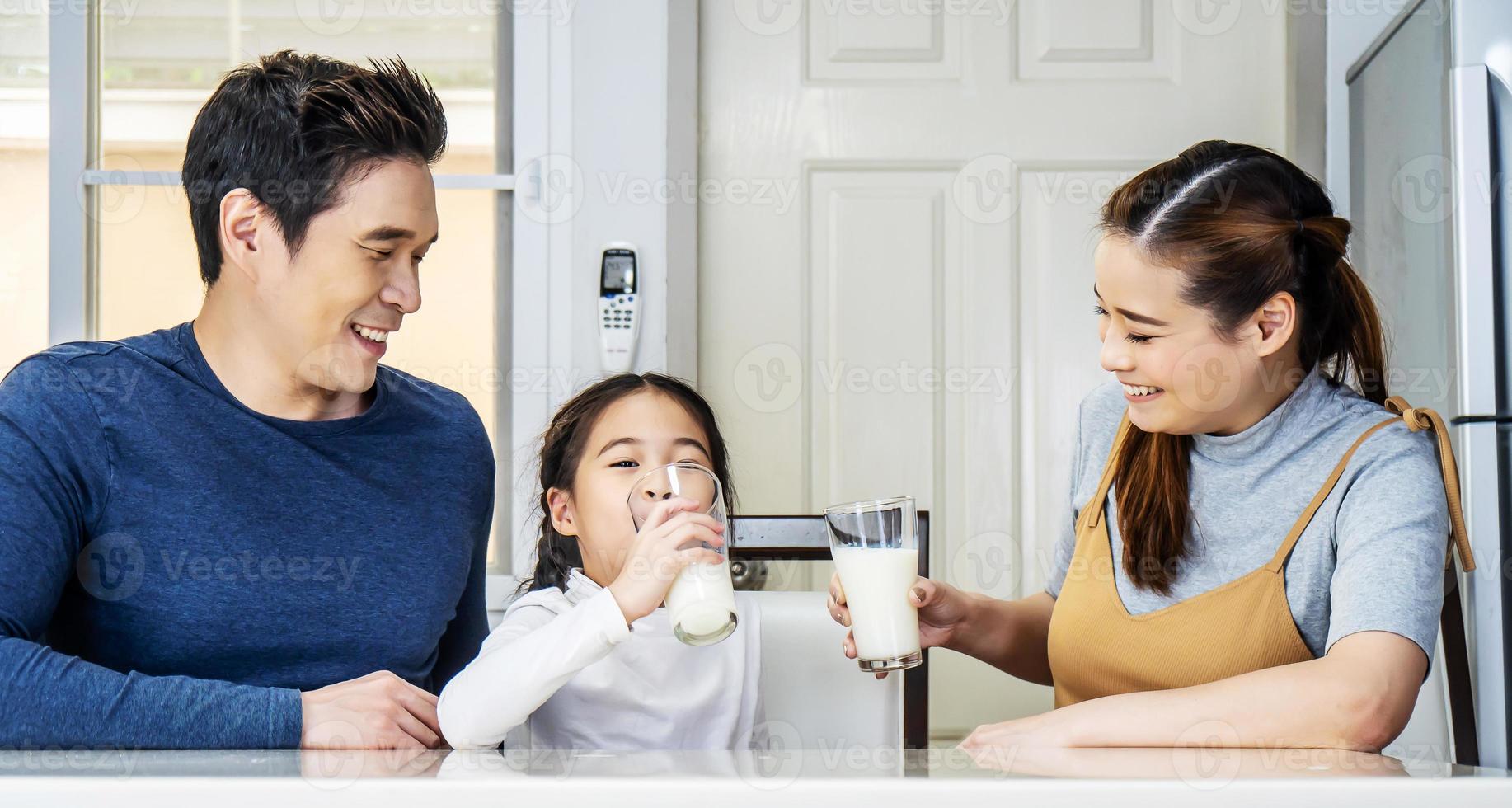 Pai Com Filhos. Pai E Crianças Felizes Passando Um Tempo Juntos