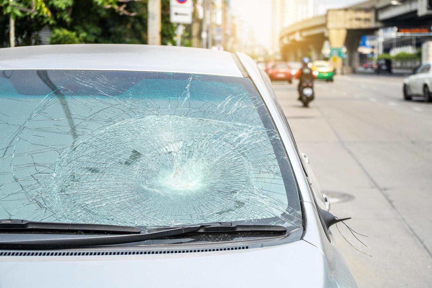 closeup de carro com pára-brisa quebrado, acidente de carro, foco seletivo foto