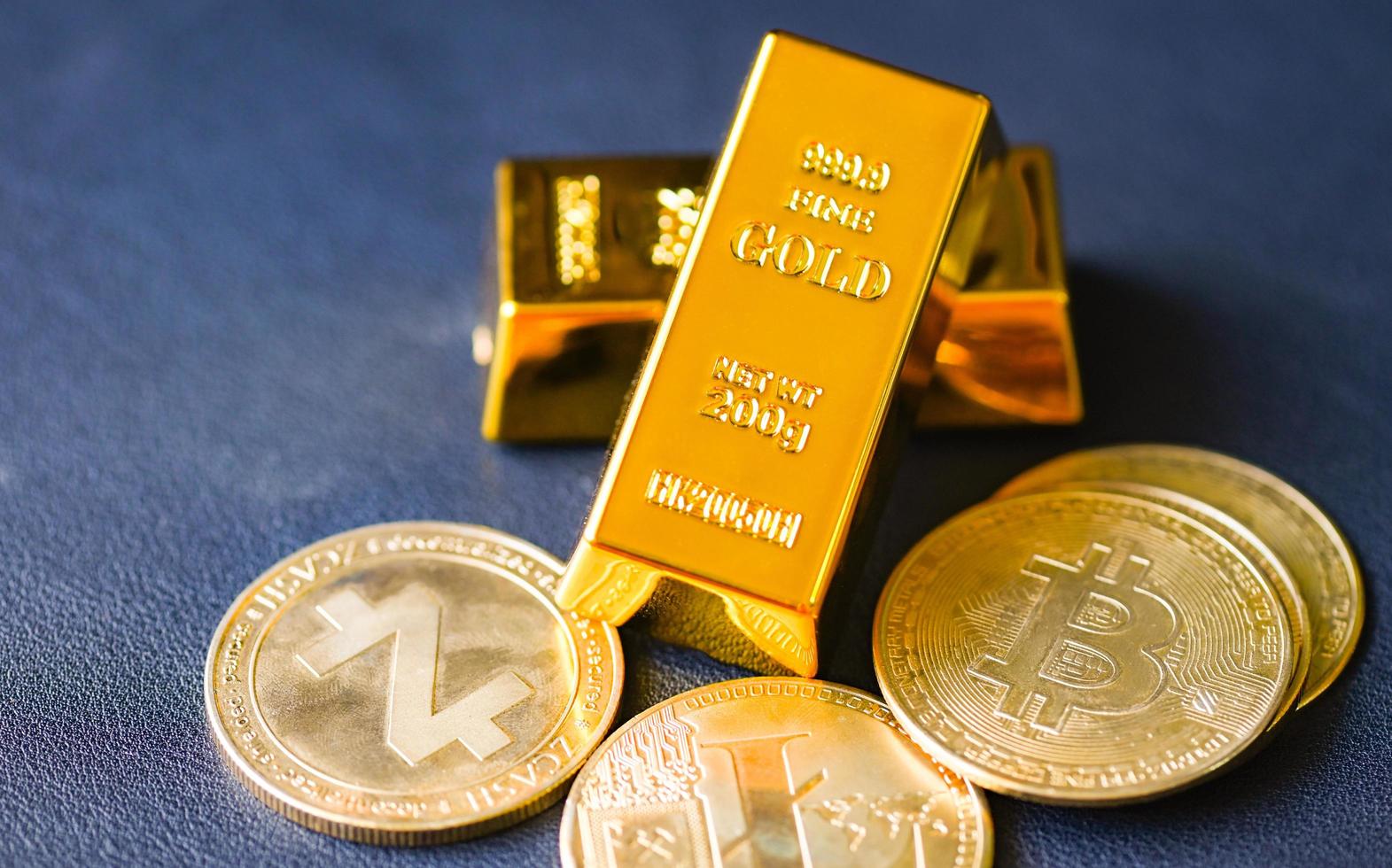 criptomoeda bitcoin e negociação de ouro, barras de ouro no fundo da mesa, pilha de barras de ouro conceitos de economia de negócios financeiros, sucesso de riqueza em negócios e finanças foto