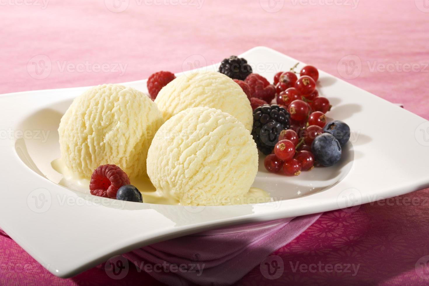 sorvete de baunilha e variedade de frutos silvestres foto
