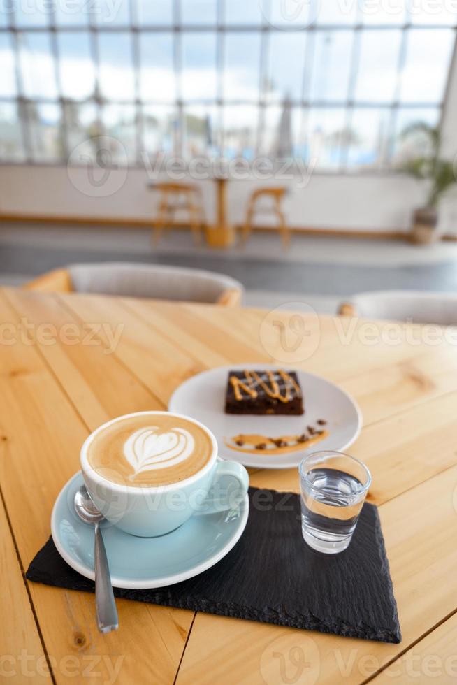 xícara de café cappuccino quente na mesa foto