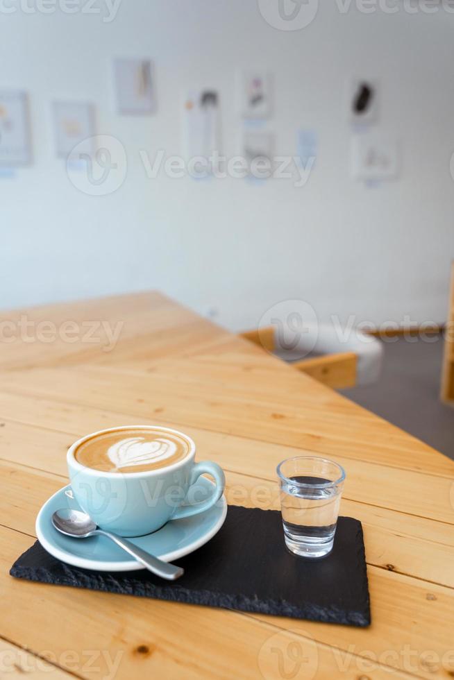 xícara de café cappuccino quente na mesa foto