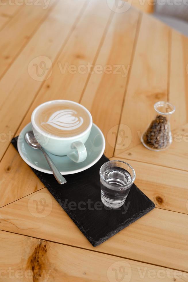 xícara de café cappuccino quente na mesa foto