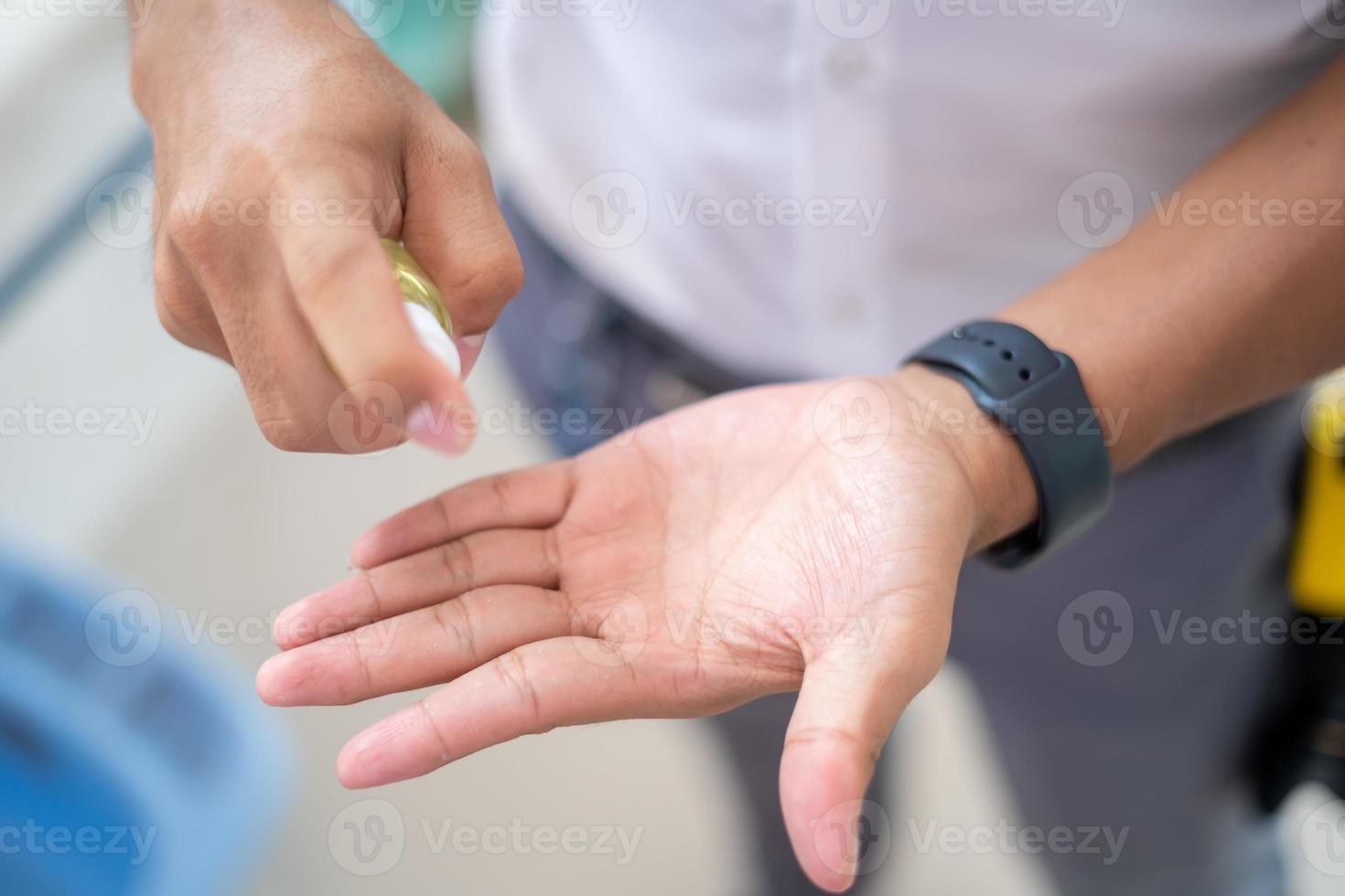 as mãos dos homens usam desinfetante para as mãos, gel de lavagem das mãos, bomba de spray para limpar e se livrar de vírus epidêmicos. foto