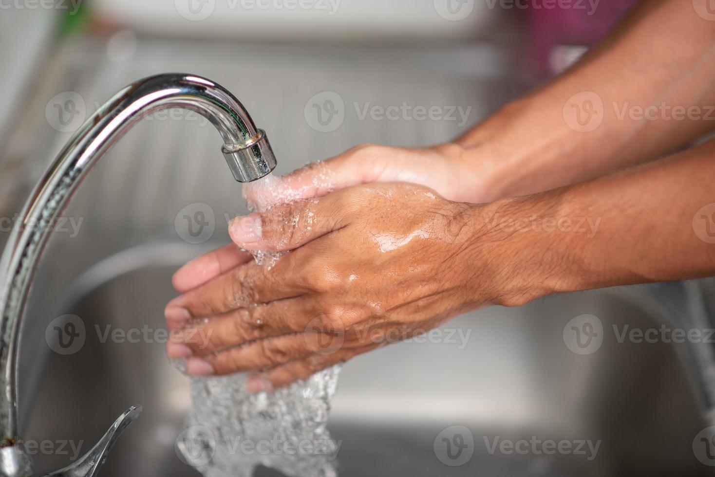 as mãos dos homens estão mostrando maneiras de lavar as mãos com um gel de limpeza para prevenir doenças infecciosas e prevenir o vírus. foto