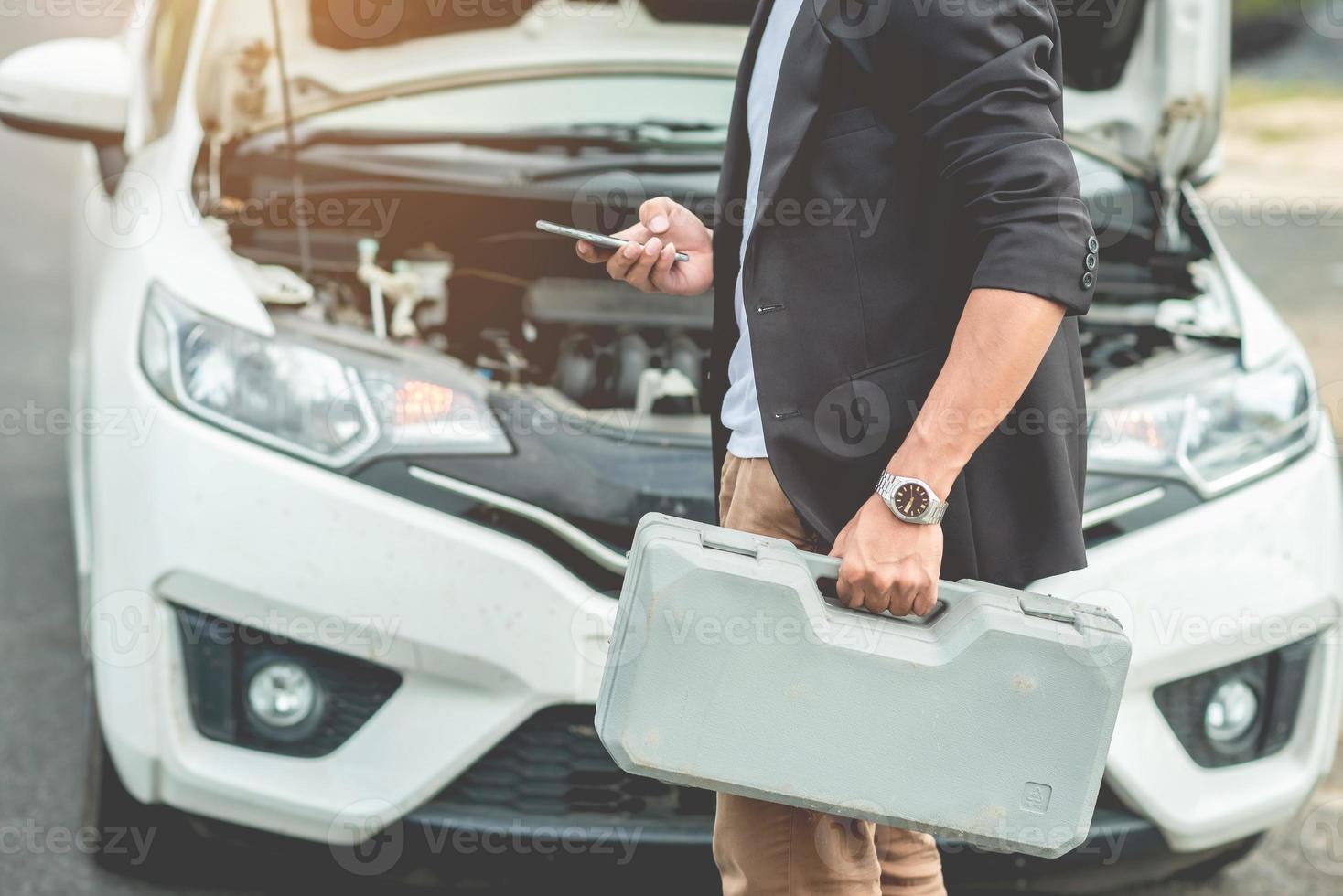 o técnico está verificando o motor e salvando os dados no smartphone. foto