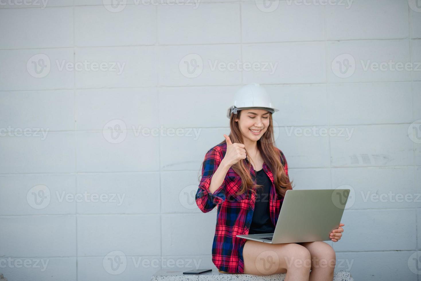 mulheres trabalhando com laptops em casa foto