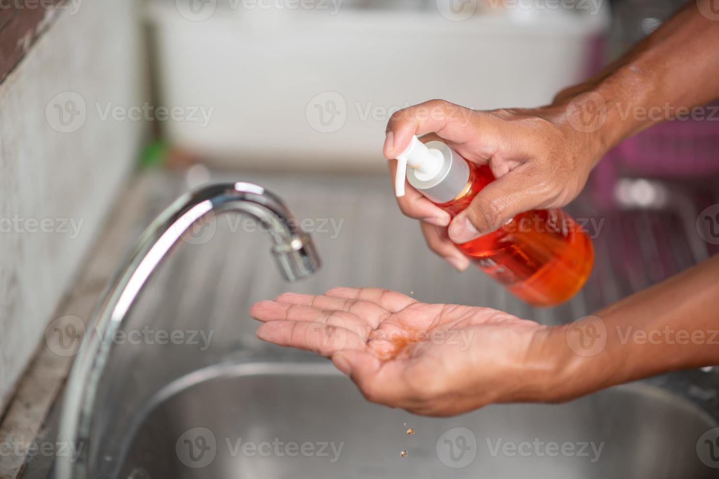 as mãos dos homens estão mostrando maneiras de lavar as mãos com um gel de limpeza para prevenir doenças infecciosas e prevenir o vírus. foto