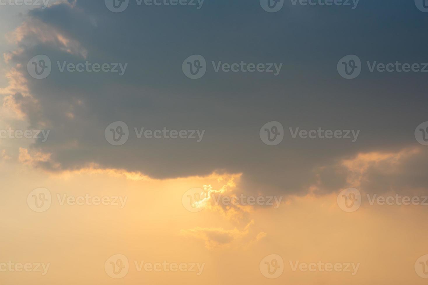 o céu é lindo, com nuvens e raios dos amuletos de Buda brilhando em feixes de luz. foto