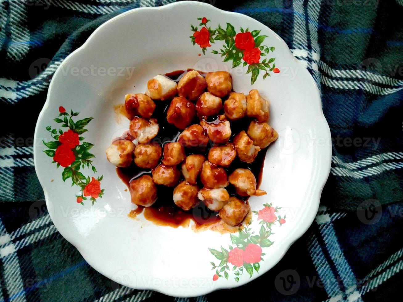 almôndega de vapor pegajosa em um prato. comida culinária indonésia foto