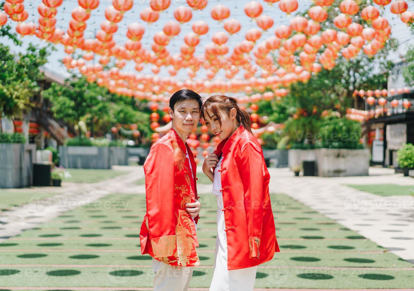 feliz jovem casal asiático em vestidos tradicionais chineses foto