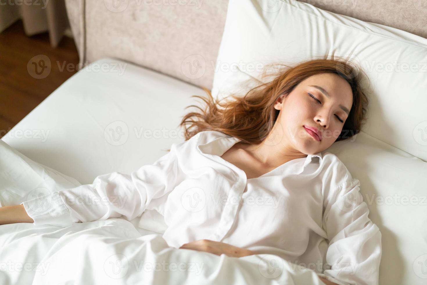 retrato linda mulher dormindo na cama foto