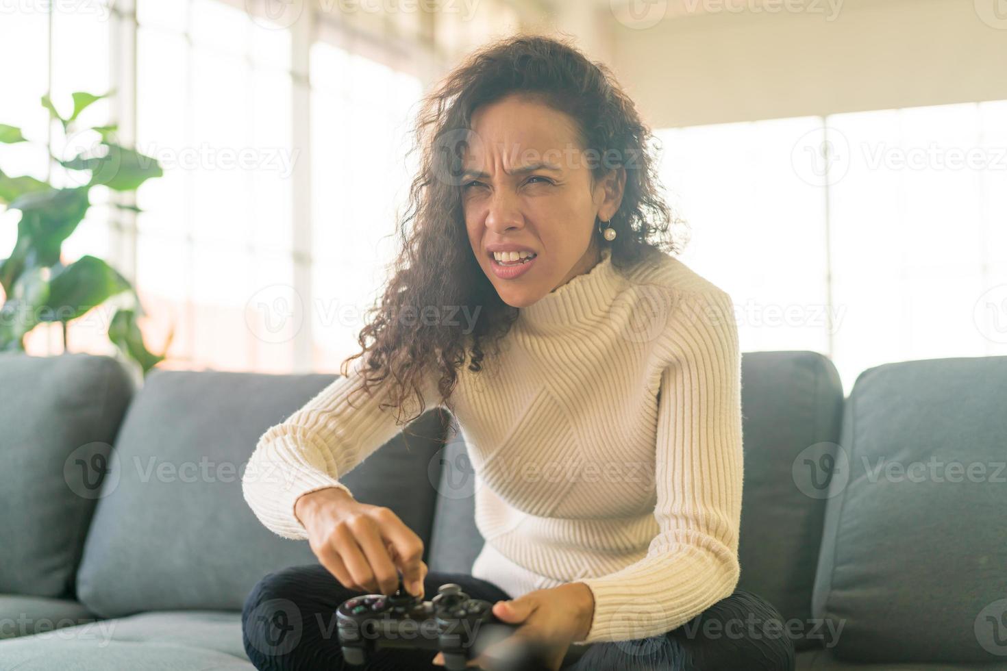 mulher laitin jogando videogame com as mãos segurando um joystick foto