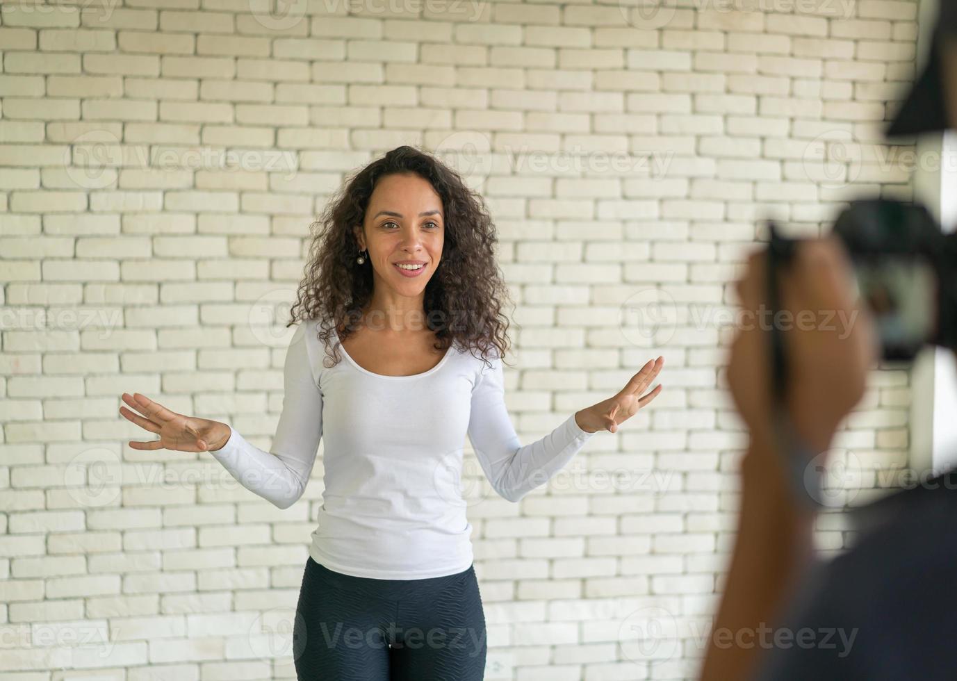 influenciadora mulher latina falando com a câmera foto