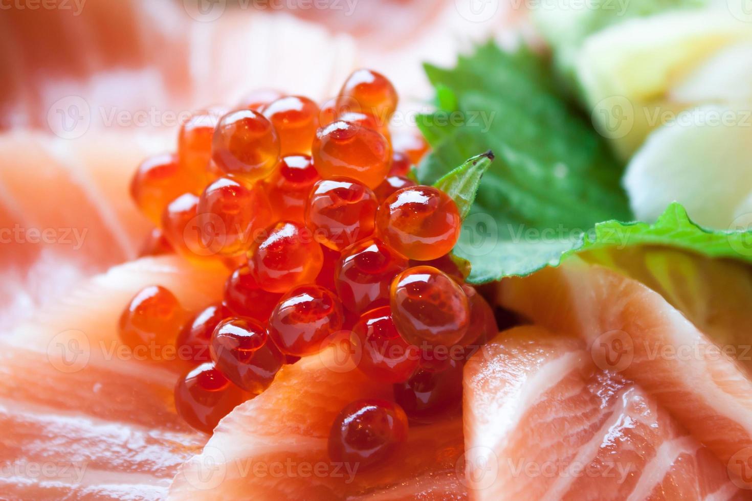 sashimi de salmão colocado em uma tigela branca foto
