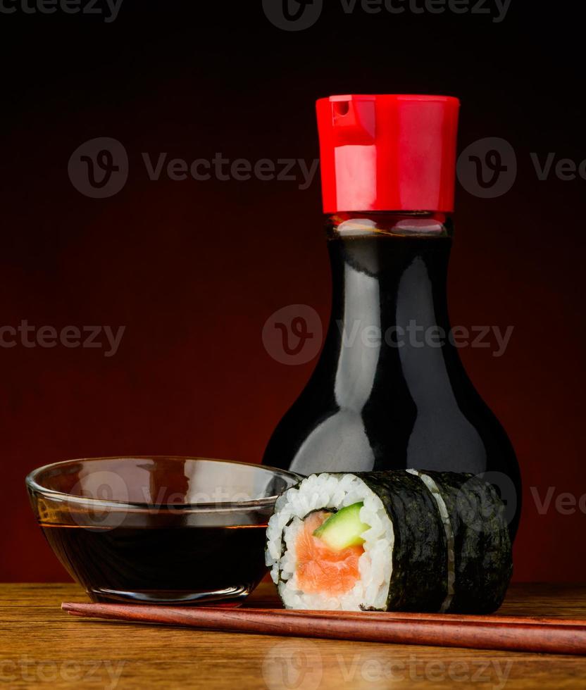 rolo de sushi futomaki e molho de soja foto