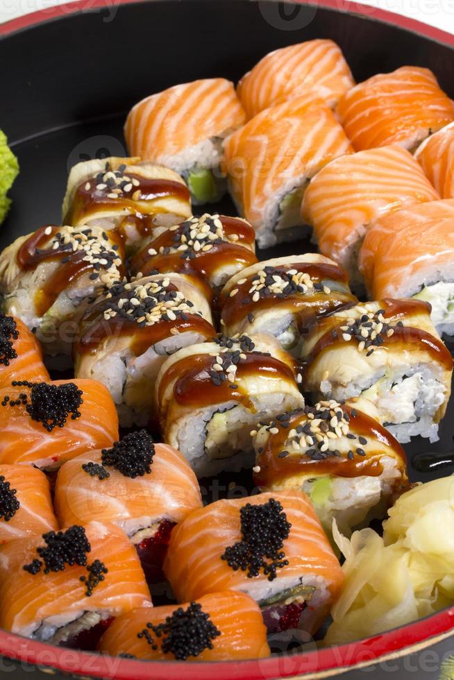 rolo de sushi feito prato foto